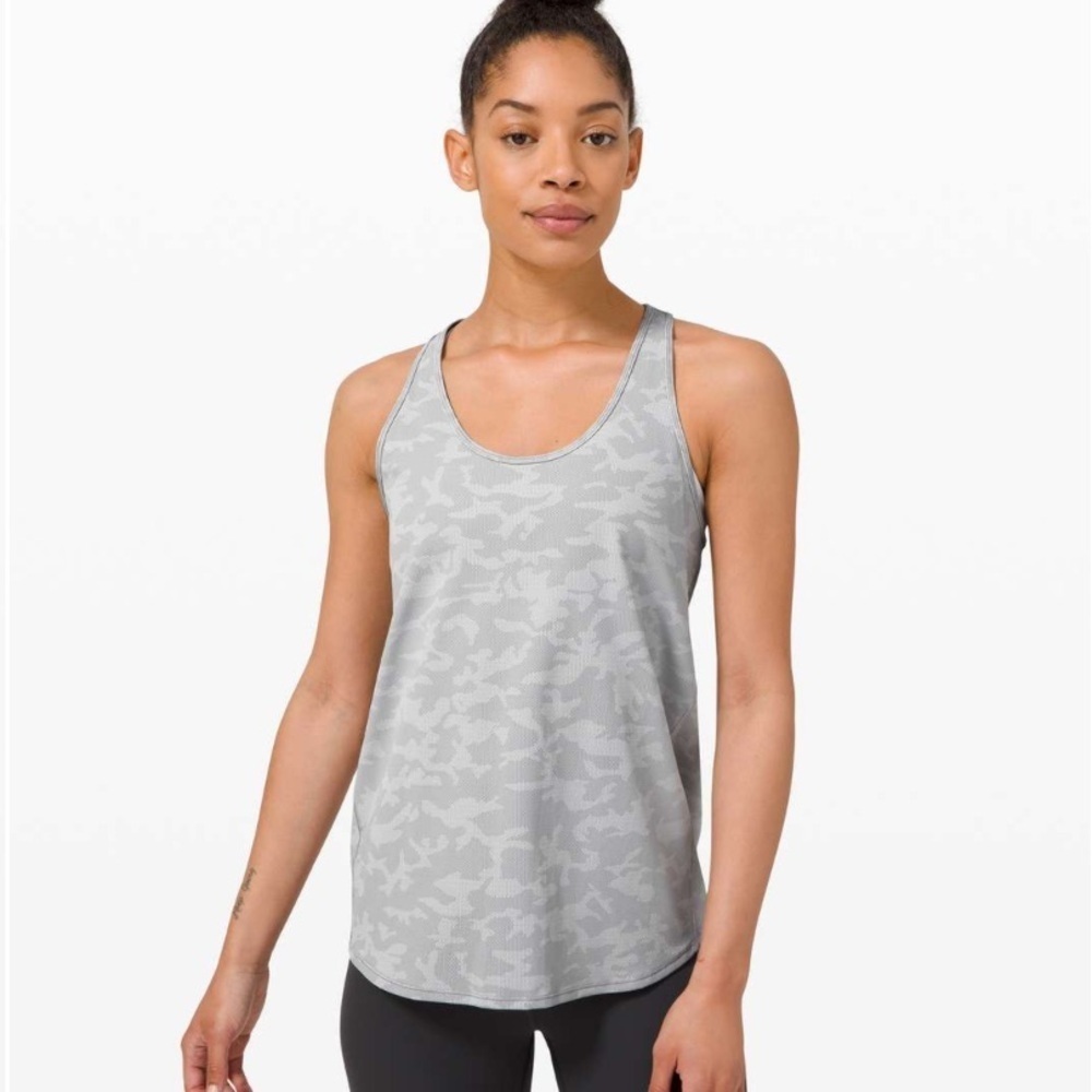 Lululemon Essential Tank Pleated 6/8
Incognito Camo Silver Drop Alpine White